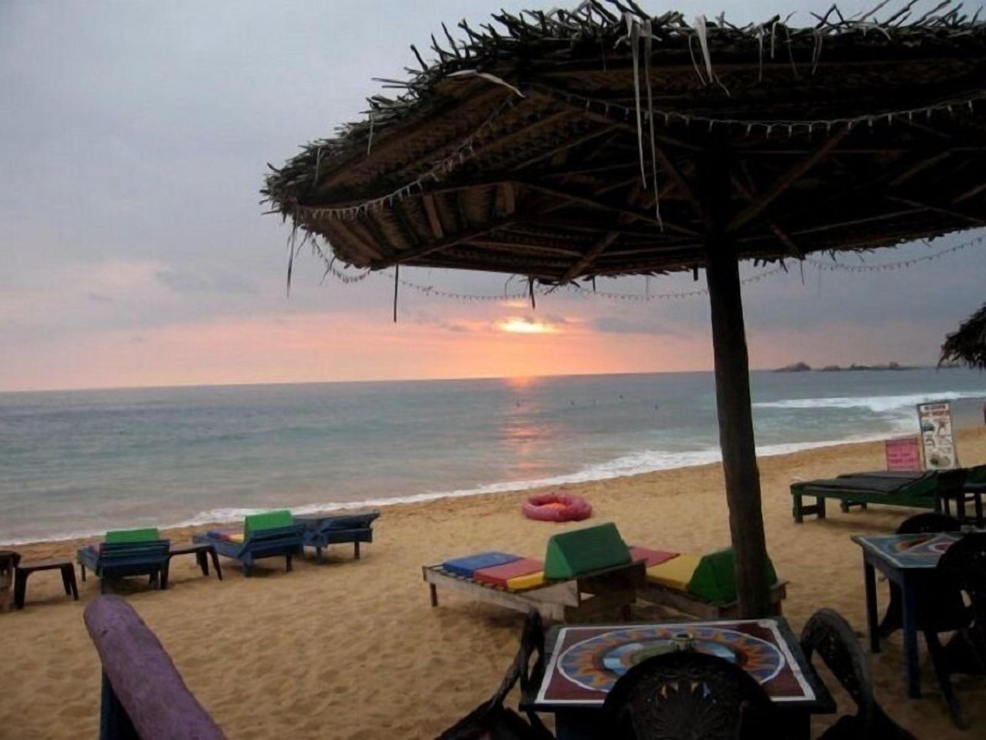 Time N Tide Beach Resort Hikkaduwa Buitenkant foto