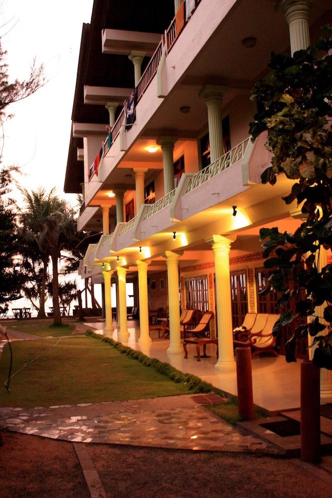 Time N Tide Beach Resort Hikkaduwa Buitenkant foto