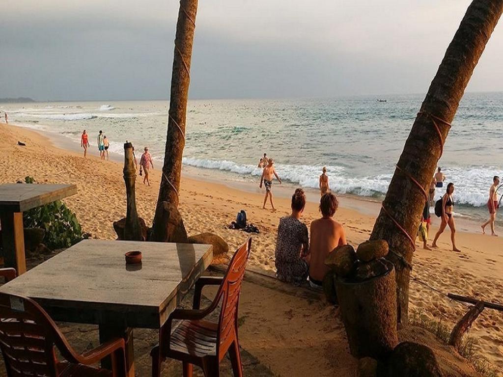 Time N Tide Beach Resort Hikkaduwa Buitenkant foto