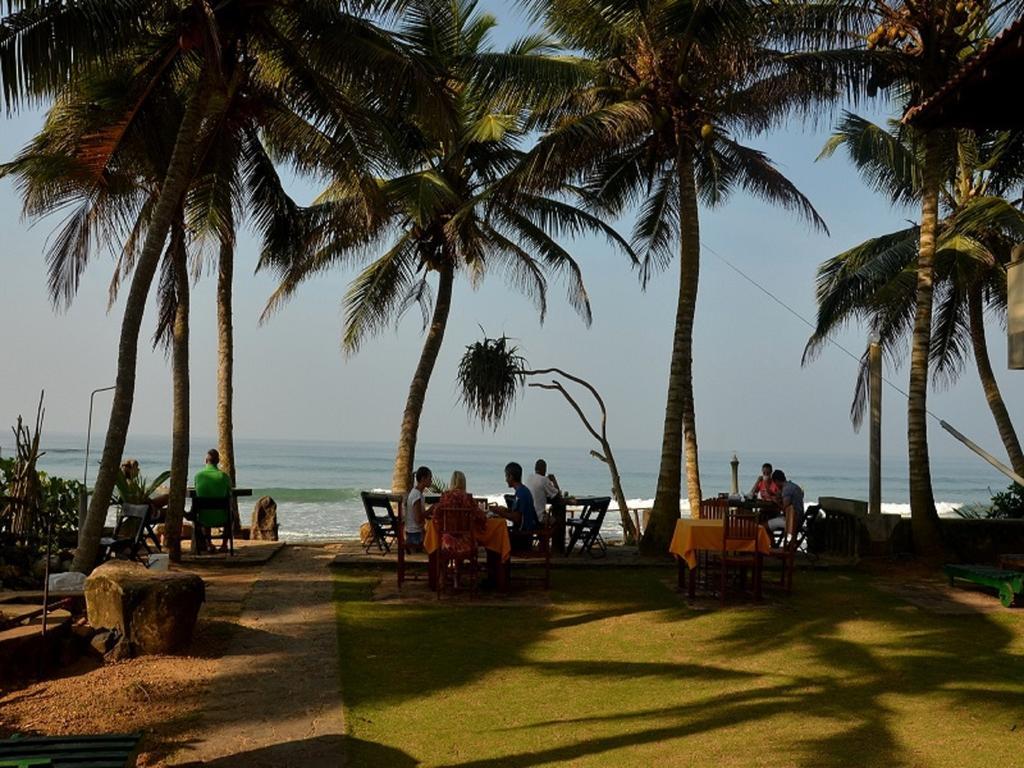 Time N Tide Beach Resort Hikkaduwa Buitenkant foto