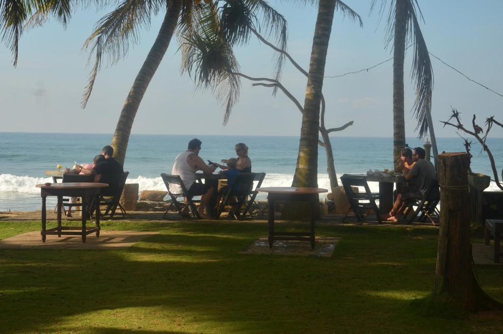 Time N Tide Beach Resort Hikkaduwa Buitenkant foto