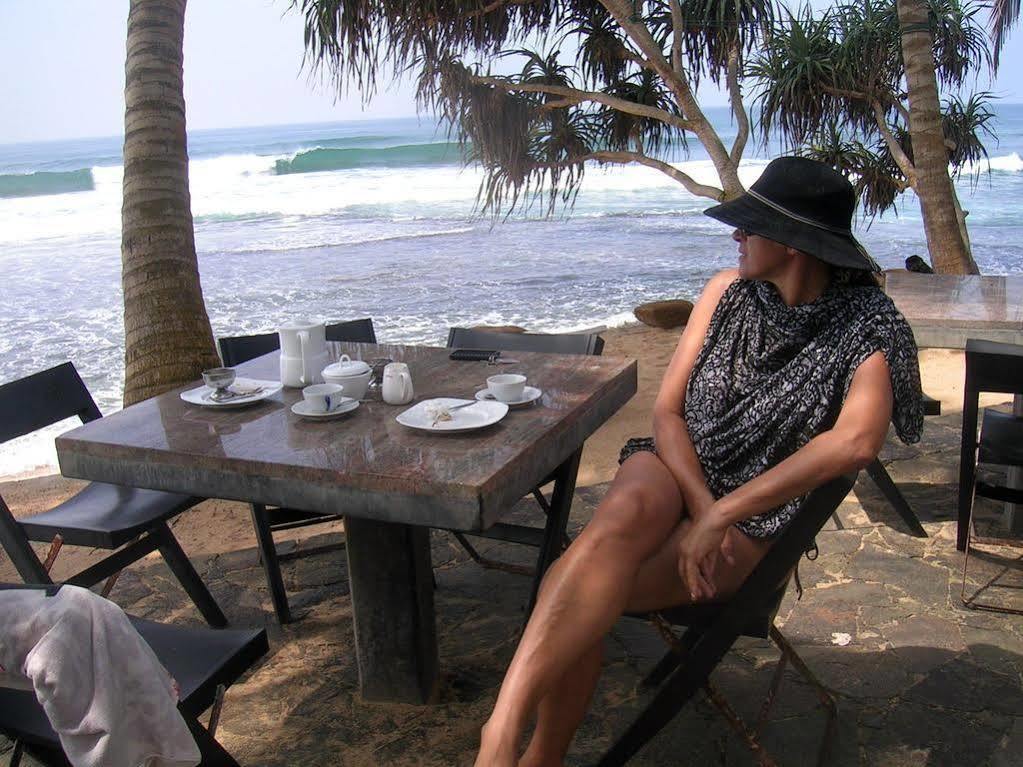 Time N Tide Beach Resort Hikkaduwa Buitenkant foto
